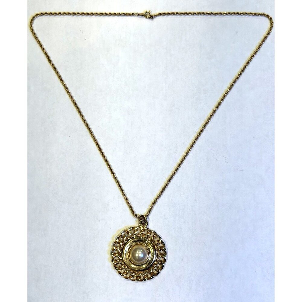 TRIFARI GOLD ROPE CHAIN ROUND MEDALLION FAUX PEARL PENDANT NECKLACE ROMANESQUE - Picture 6 of 9
